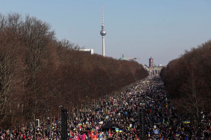 Tens of thousands protest in Berlin against the war in Ukraine