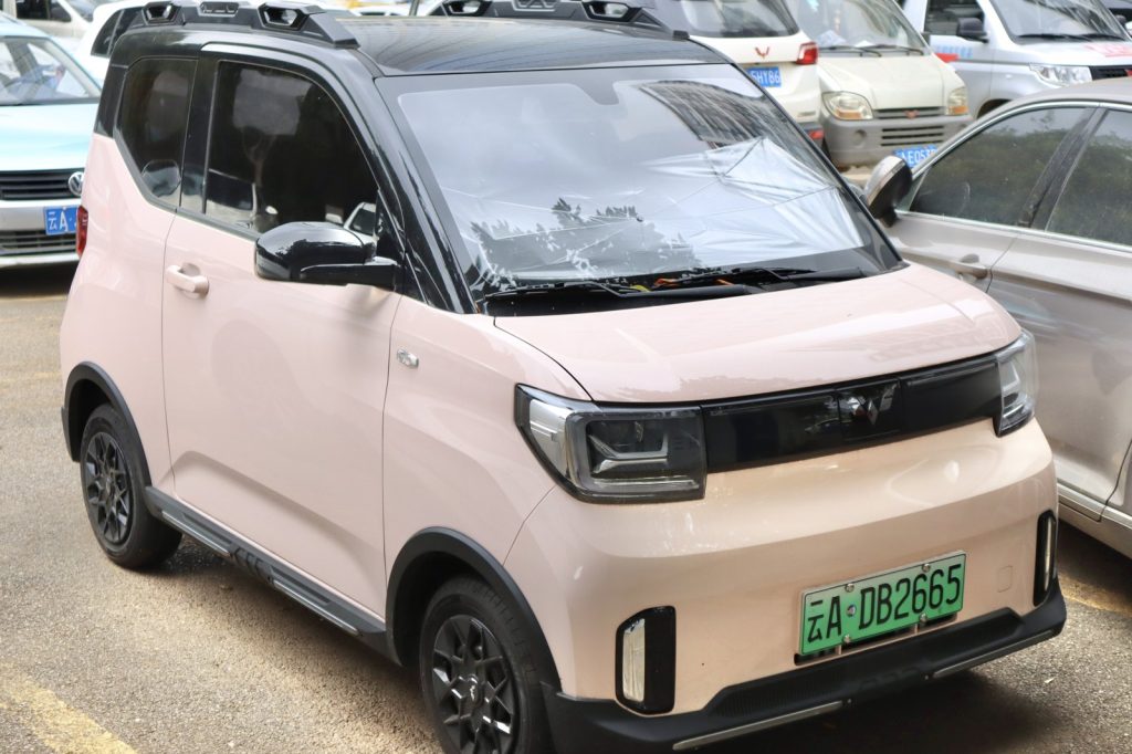 Tiny Electric Car Becomes Giant in Chinas City Streets Suddenly