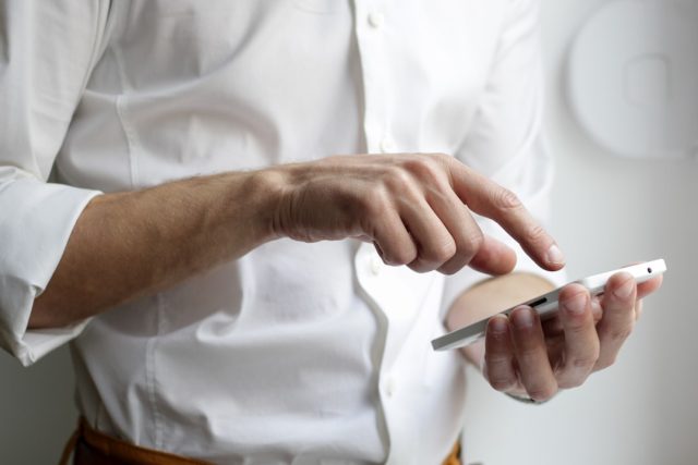 Court approves $500M Apple settlement over iPhone slowdown claims A courtroom gavel and legal documents on a desk near an iPhone 6 and 7, symbolizing the settlement over performance throttling.
