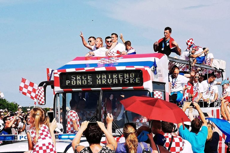 Croatian soccer fans join American couple’s wedding photo shoot in Philadelphia