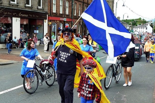 Tartan Army returns to Glasgow, resupplied with Scottish beer after World Cup exit